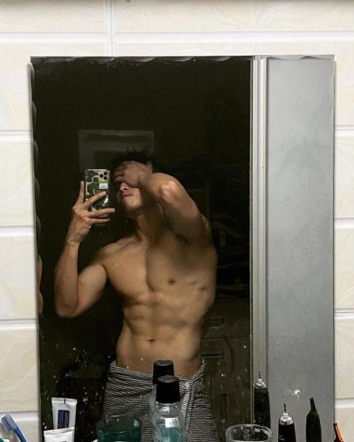 网红青蛙肌肉帅哥,网络新宠，健身界新势力崛起