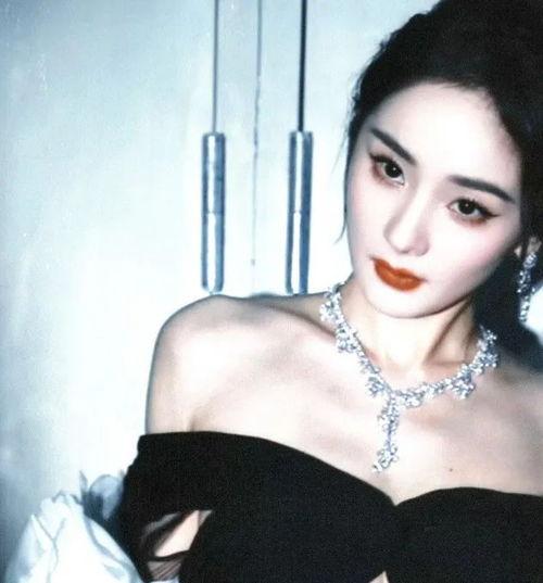 宝格丽红扇子明星,明星演绎的时尚传奇与东方美学交融