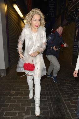 双人雨衣女明星,探寻女明星与双人雨衣的时尚邂逅